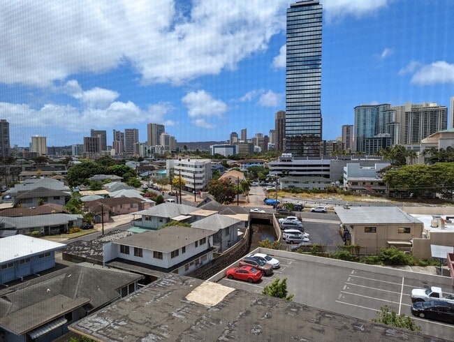 Building Photo - Beautifully Renovated 1/1/1 at Kalakaua Sands