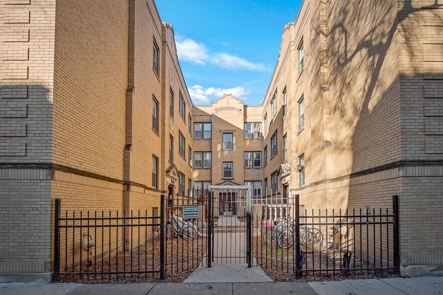 Building Photo - 1904 W Winnemac Ave