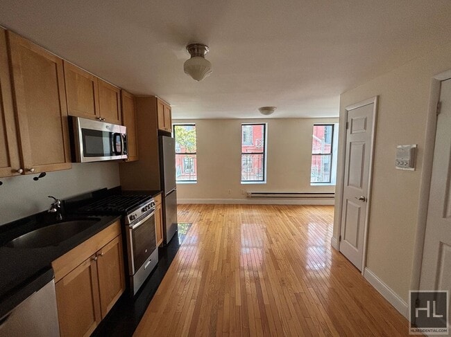 Building Photo - 273 Mott St