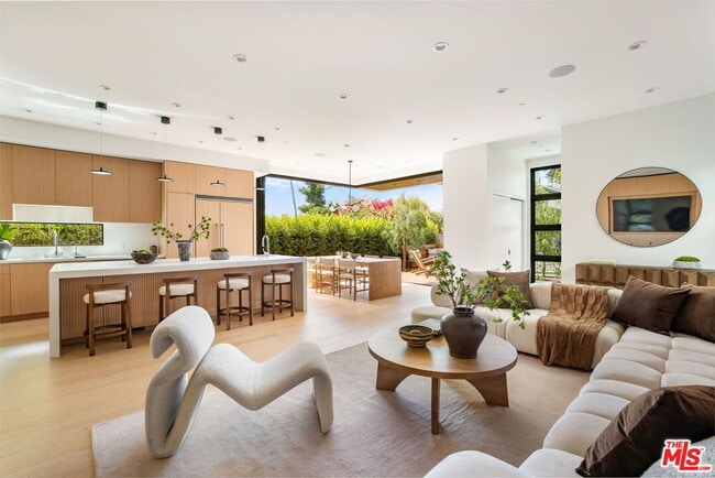 Building Photo - 822 Superba Ave