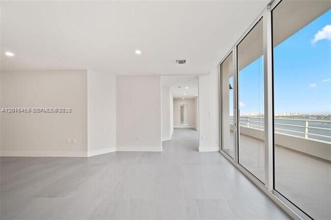 Building Photo - 555 NE 34th St