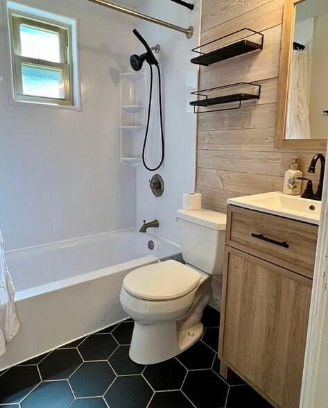 Building Photo - 716 Vallevista Ave