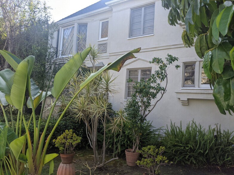 Building Photo - 451 N Oakhurst Dr