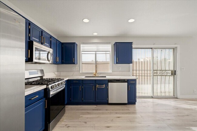 Building Photo - Contemporary 3 Bedroom With Luxurious Finishes