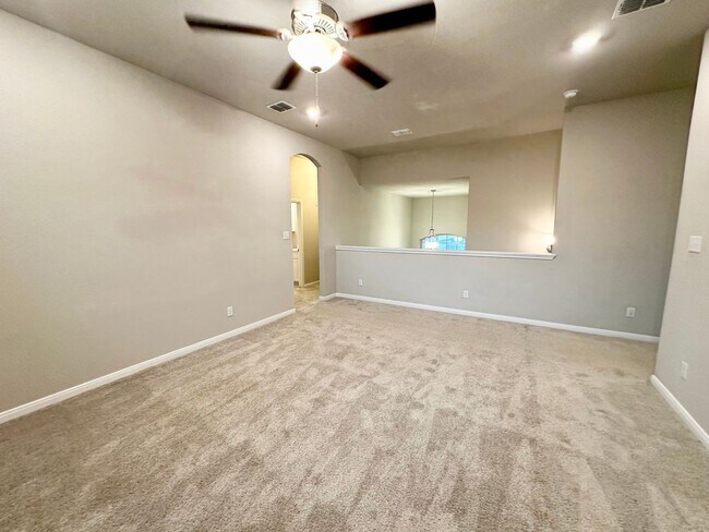 Building Photo - Room for the family!