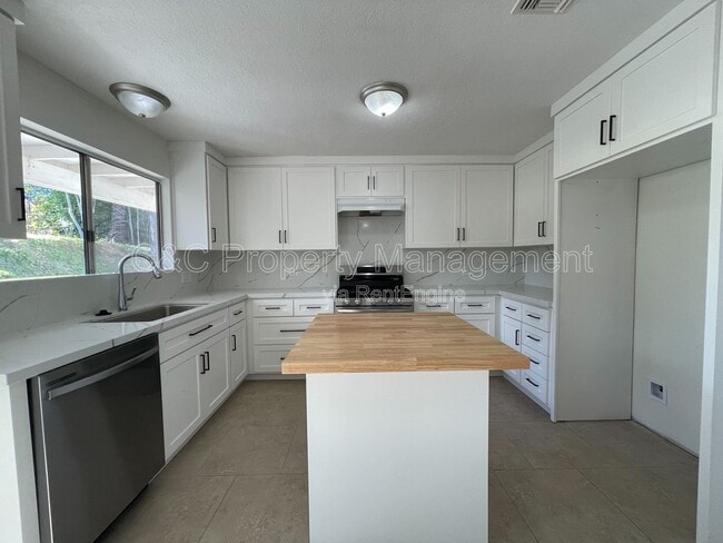 Building Photo - 851 Fulton Rd