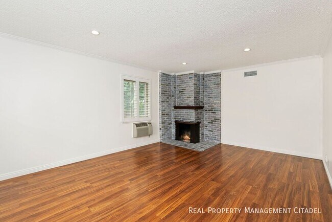 Building Photo - 2260 E Standish Ave