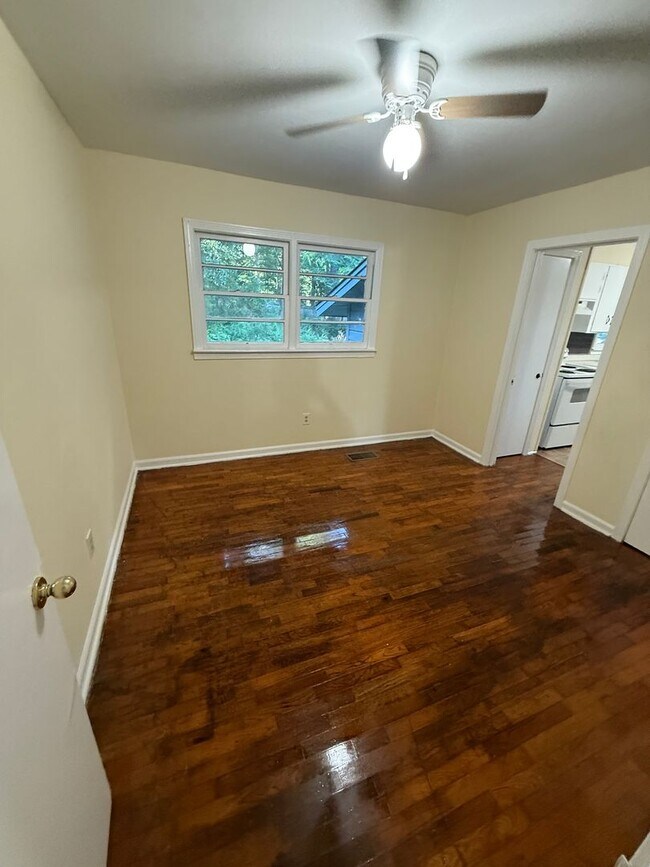 Building Photo - 3 Bedrooms, 1 Bathroom - House in West Rome!