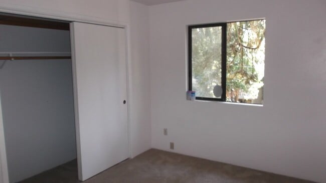 Building Photo - Fabulous 3 bedroom home near Jenkinson Lake.