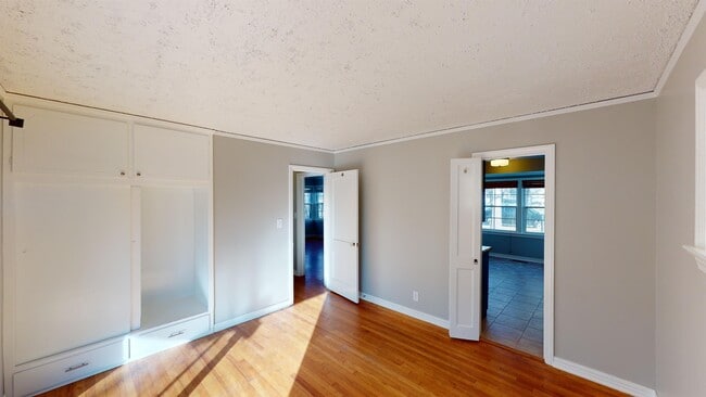 Building Photo - 218 E 33rd Pl