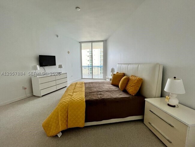 Building Photo - 16001 Collins Ave