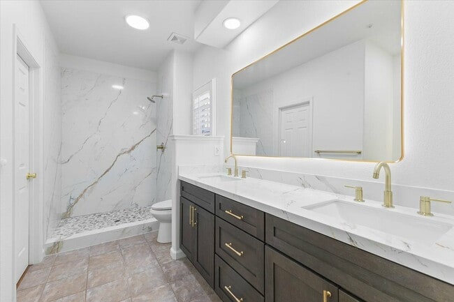 Building Photo - 302 Laurel Ct