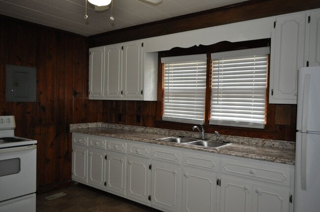 Building Photo - FOR RENT - Terrific location, great price....near everything!