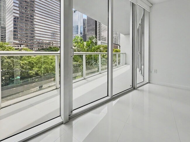 Building Photo - 495 Brickell Ave