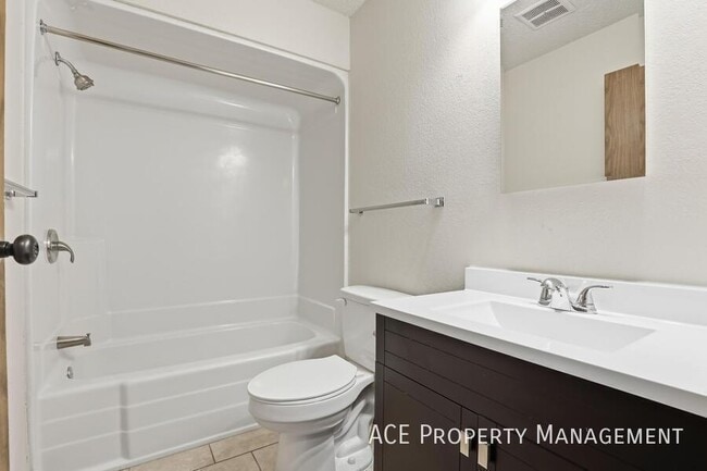 Building Photo - 705 Dakota Dr