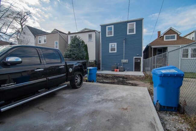 Building Photo - 2 bedroom in Chicago IL 60651