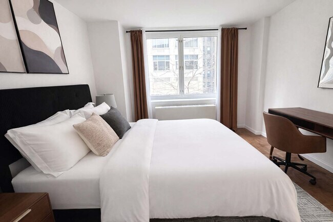 Building Photo - 350 W 43rd St