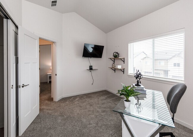 Building Photo - FULLY FURNISHED 3 Bed Luxury End Unit Townhome backs to Nature