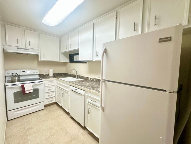 Building Photo - AVAILABLE NOW! 1 Bed 1 Bath Apartment in P...