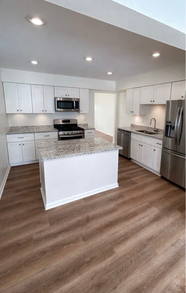 Building Photo - 402 Elmwood Dr