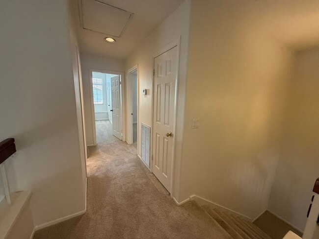 Building Photo - LOCATION LOCATION!! 4BR/3BA Townhome in De...