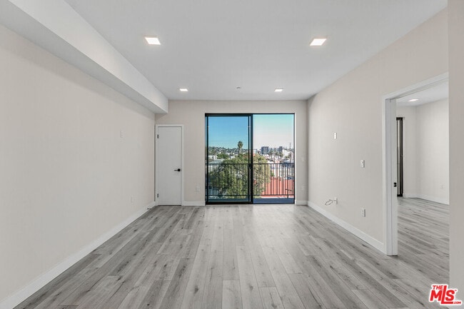 Building Photo - 1111 N Kenmore Ave