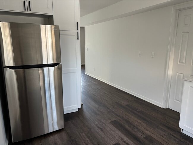 Building Photo - 620 Nahma Ave