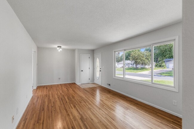 Building Photo - Freshly remodeled 4 Bed Rambler AV/Rosemou...