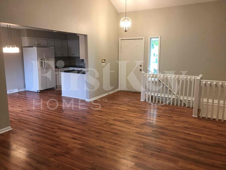 Building Photo - 804 NE Karapat Dr