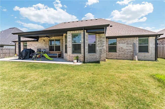 Building Photo - 1100 Huntleigh Dr