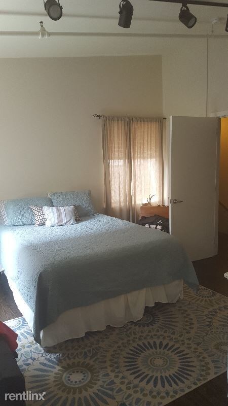 Building Photo - 216 S 16th St