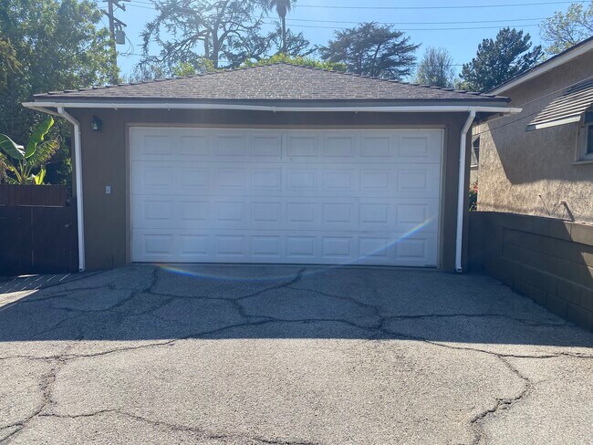 Building Photo - 1523 N Grand Oaks Ave