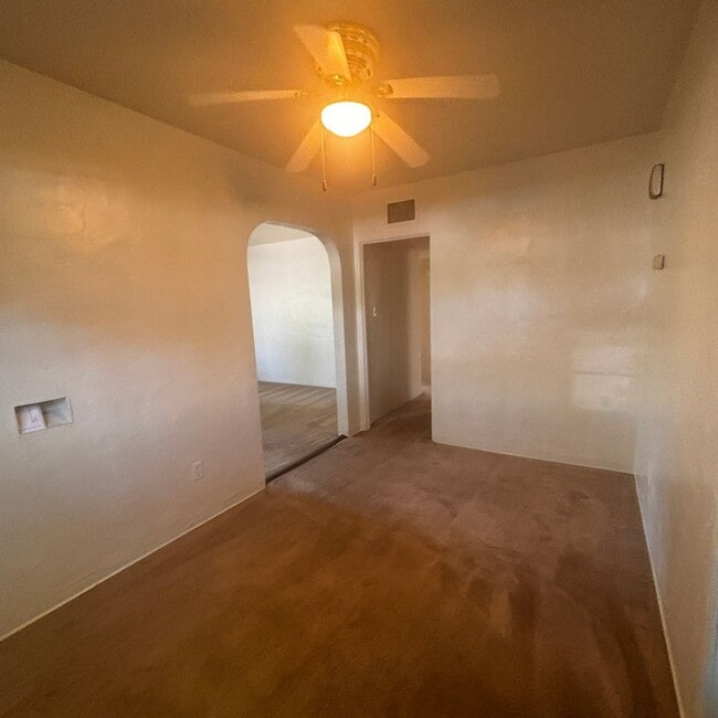Building Photo - Cozy 2 bedroom 1 bath Tempe Home – Availab...