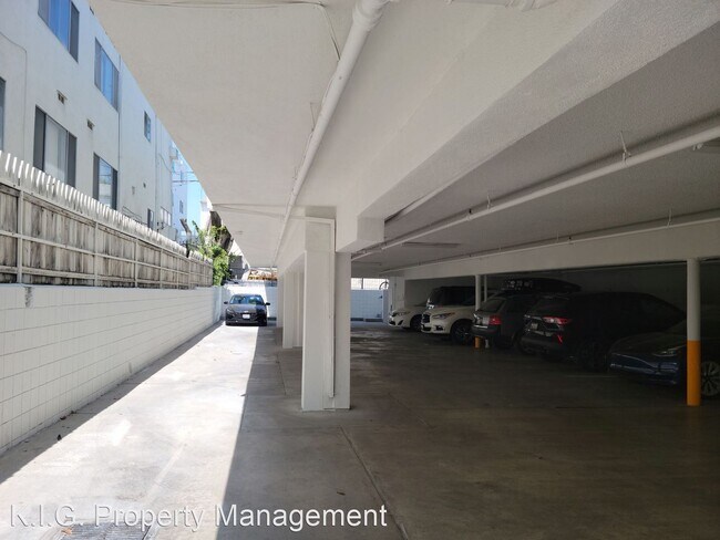 Building Photo - 1 br, 1 bath Apartment - 825 S. Bedford St...