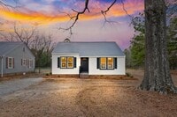 Building Photo - Freshly Remodeled 2 bedroom 1 bath in down...