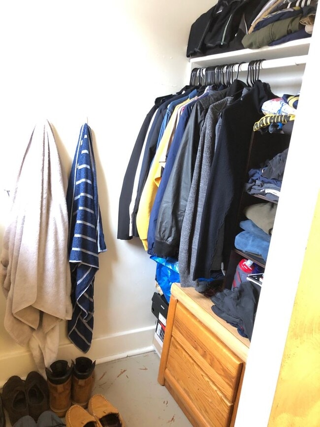 Building Photo - QUAINT 4 BEDROOM 2 BATHROOM PLUS OFFICE SPACE IN HEART OF OAKLAND