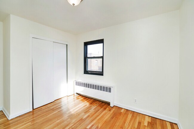 Building Photo - 2335 Hudson Terrace