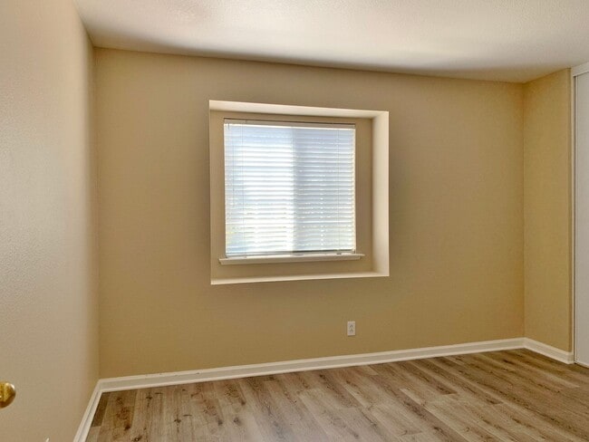 Building Photo - 4 Bedroom Home in Hollister  - No App Fee