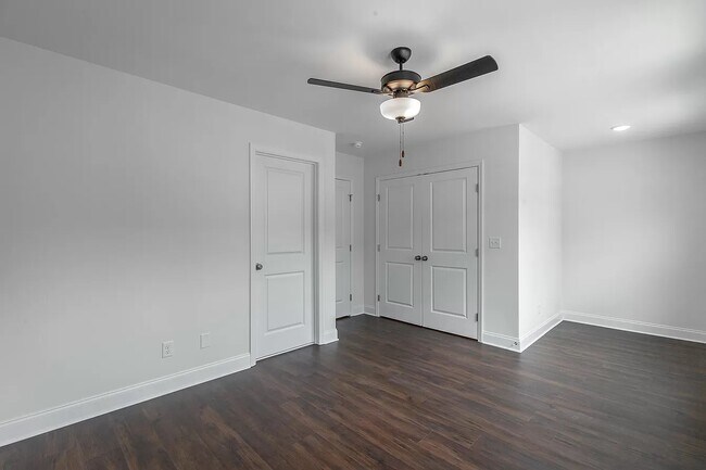 Building Photo - 5558 Stream Ln