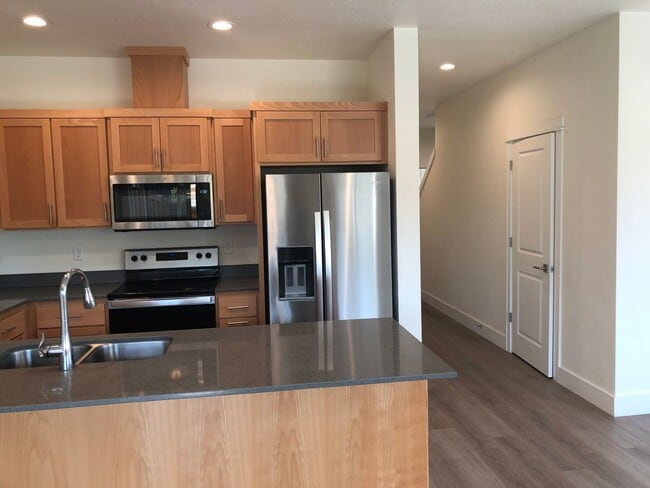 Building Photo - Newer 3 bedroom, 2.5 bath duplex in desirable neighborhood! MOVE IN SPECIAL!