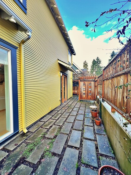 Building Photo - 417 SE 19th Ave