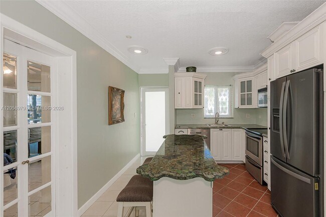 Building Photo - 1041 Hillsboro Mile