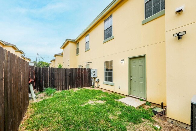 Building Photo - 1000 Ranchway Dr