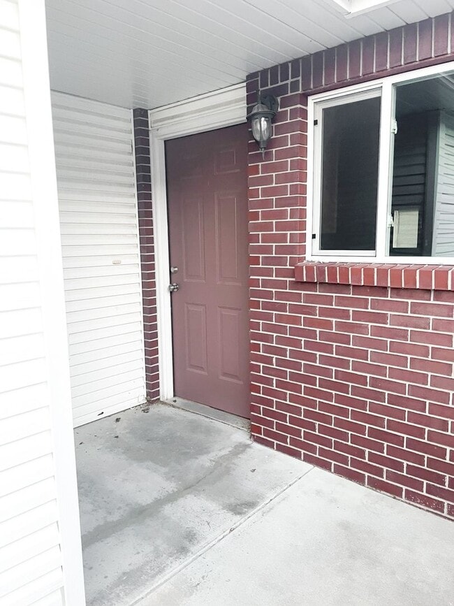 Building Photo - 3 Bedroom & 3 Bathroom Townhouse for Rent!