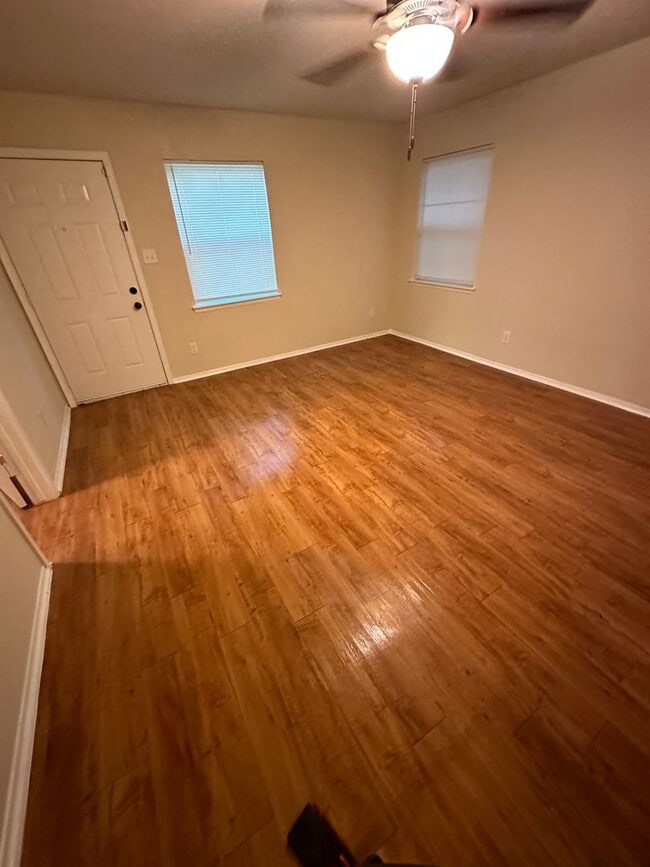 Building Photo - LIVINGSTON2709-11