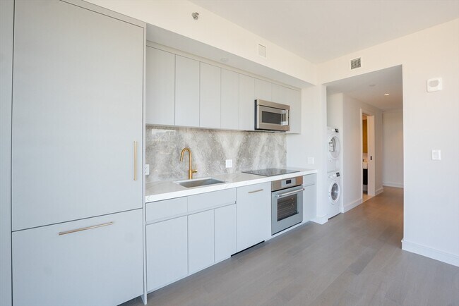 Building Photo - 55 Lagrange St