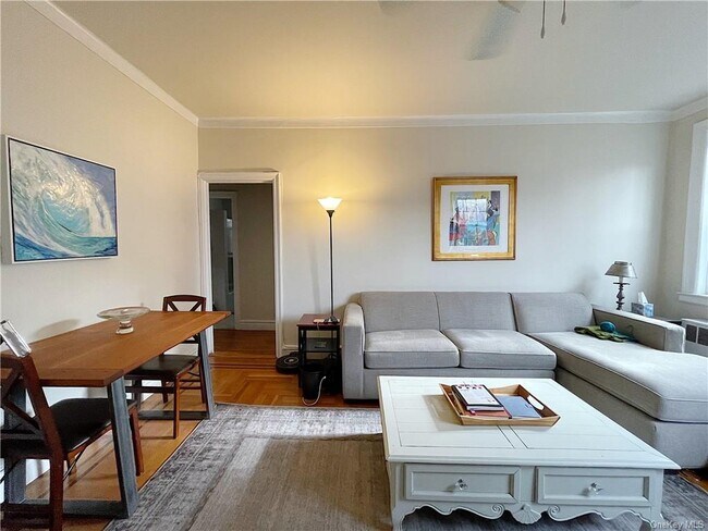 Building Photo - 14 N Chatsworth Ave