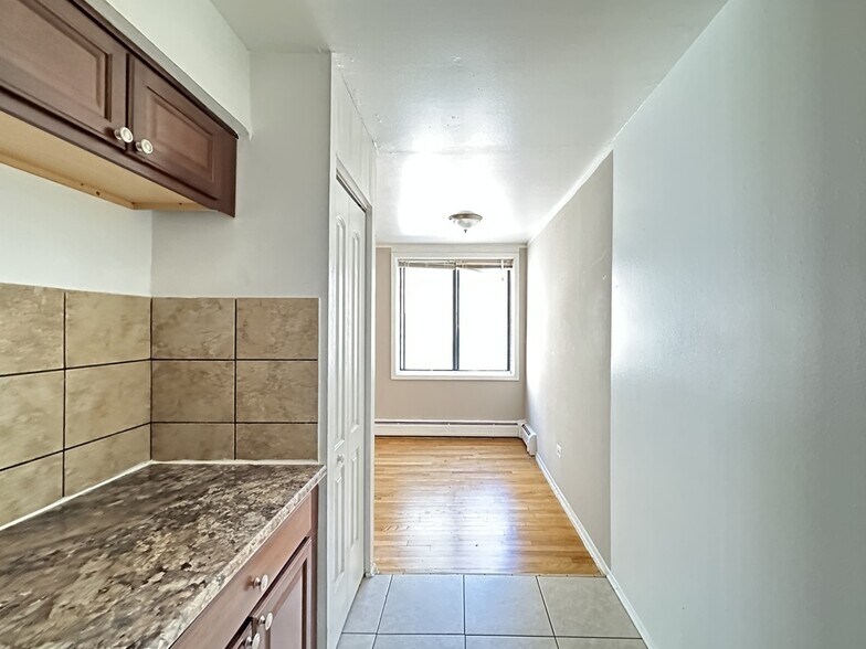 Building Photo - 1515 W Morse Ave