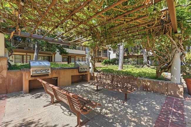 Building Photo - 2559 Plaza del Amo