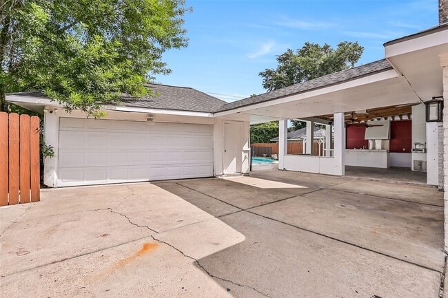 Building Photo - 9322 Petersham Dr